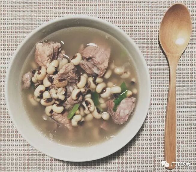 花生眉豆排骨汤的做法
