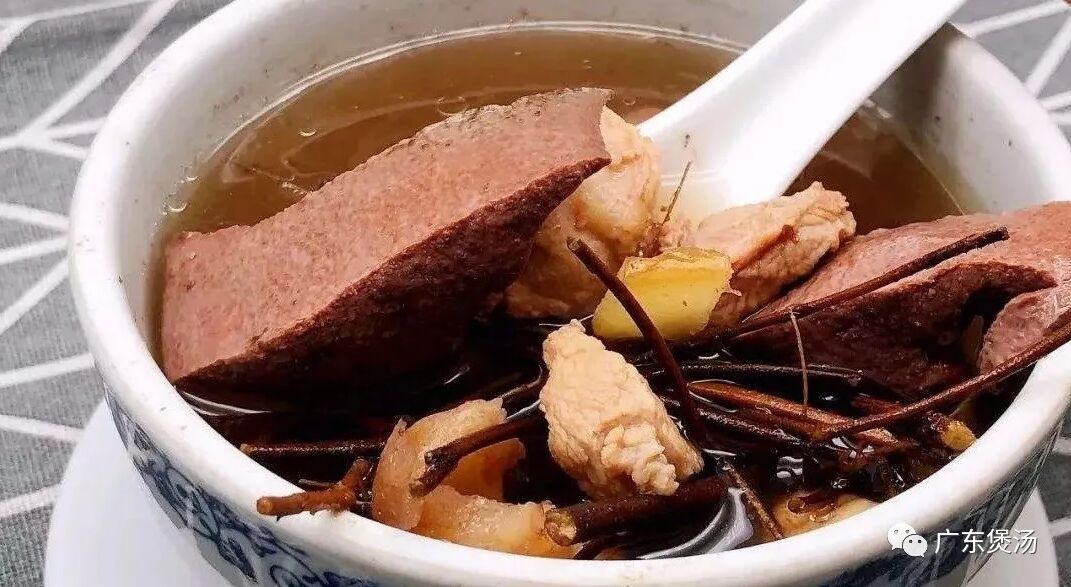 鸡骨草猪横利汤的做法