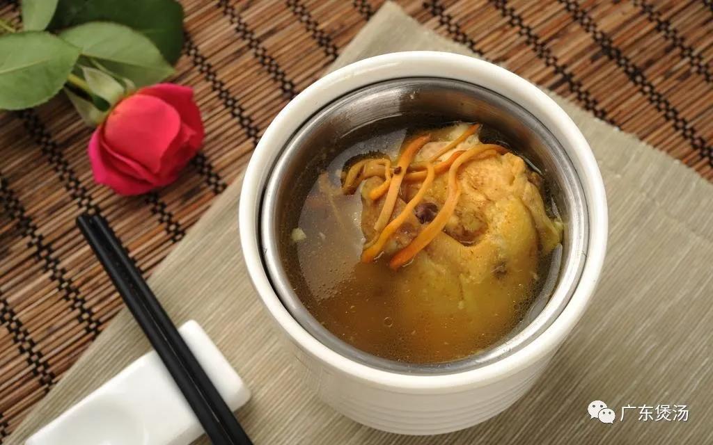 西洋参虫草炖鸡汤的做法