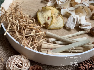 海底椰茅根腱子肉汤的做法