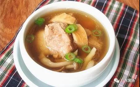 墨鱼鸡煲汤