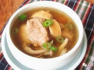 墨鱼鸡煲汤