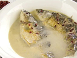 赤小豆鲫鱼汤的做法