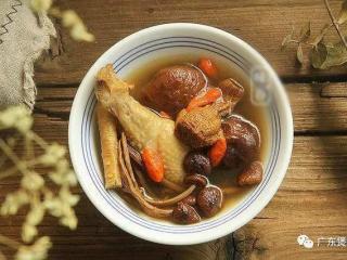 花菇茶树菇姬松茸枸杞排骨汤