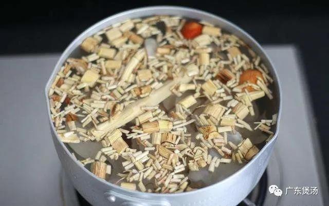 海底椰茅根瘦肉汤的做法